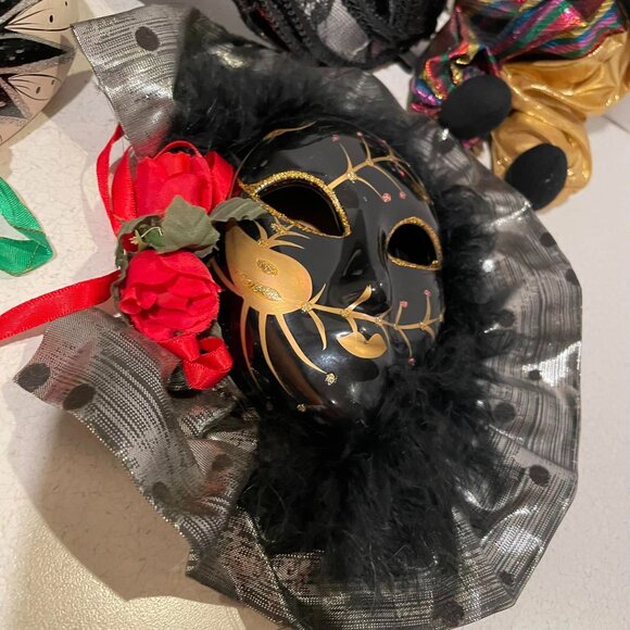 VTG Y2K Mardi Gras 6 PC Lot Masquerade Masks & Harlequin Pierrot Jester Dolls - Picture 10 of 14